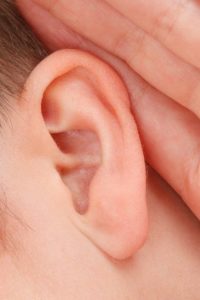 Ręka przy uchu - pogorszenie słuchu