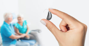 mity o aparatach słuchowych - malutki aparat zamiast dużego