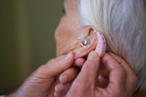 jak wybrać aparat słuchowy dla starszej osoby - aparaty-sluchowe-info