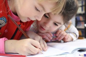 piszące ołówkiem dziewczynki - niedosłuch u dzieci należy diagnozować wcześnie