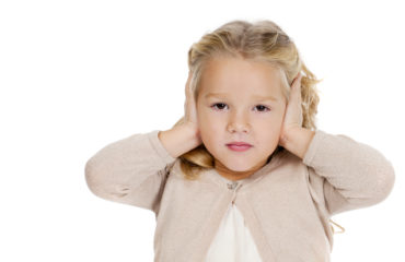 Słuch naszego dziecka - dziewczynka zatyka uszy