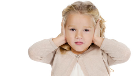 Słuch naszego dziecka - dziewczynka zatyka uszy