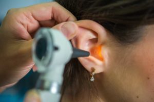 Profilaktyczne badanie uszu przy problemach z szumami usznymi - aparaty-sluchowe.info
