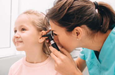 badanie słuchu u dziecka przez lekarza