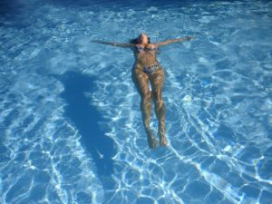 woda w uchu - kobieta pływa w basenie