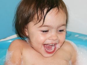 dziecko korzystające z kąpieli może mieć wodę w uchu