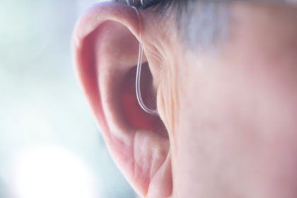 nowoczesny aparat słuchowy w uchu