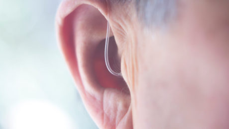 nowoczesny aparat słuchowy w uchu