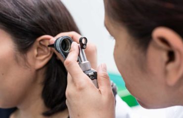 Wady słuchu - lekarz wykonujący badanie słuchu - aparaty-sluchowe.info