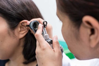 Wady słuchu - lekarz wykonujący badanie słuchu - aparaty-sluchowe.info