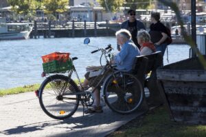 para seniorów z rowerami nad wodą