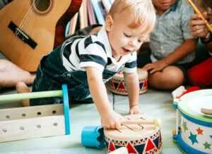Dziecko bawiące się wśród instrumentów.