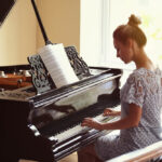 Dziewczyna grająca na fortepianie.