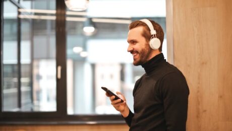 Czy słuchanie muzyki na słuchawkach niszczy nasz słuch?